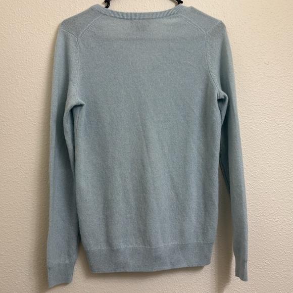 C By Bloomingdale’s 2 Ply Cashmere V Neck Sweater - Picture 5 of 5